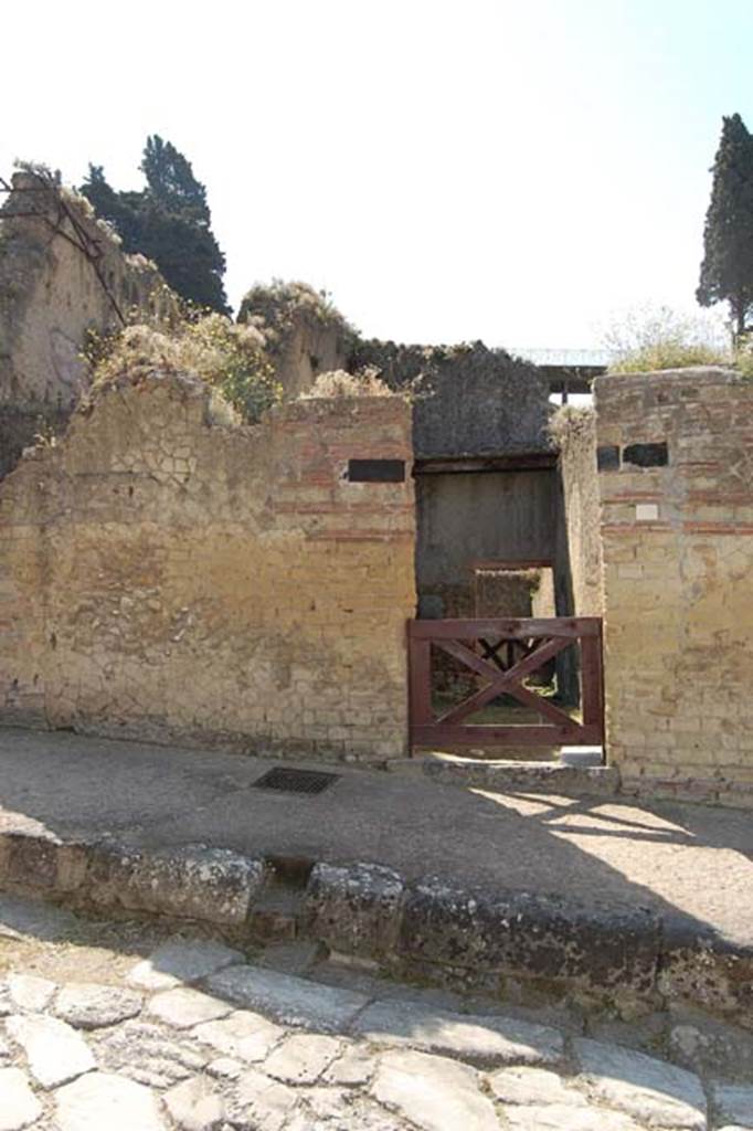 Ins. Or. II.15, Herculaneum. May 2011. Entrance doorway. Photo courtesy of Nicolas Monteix.
